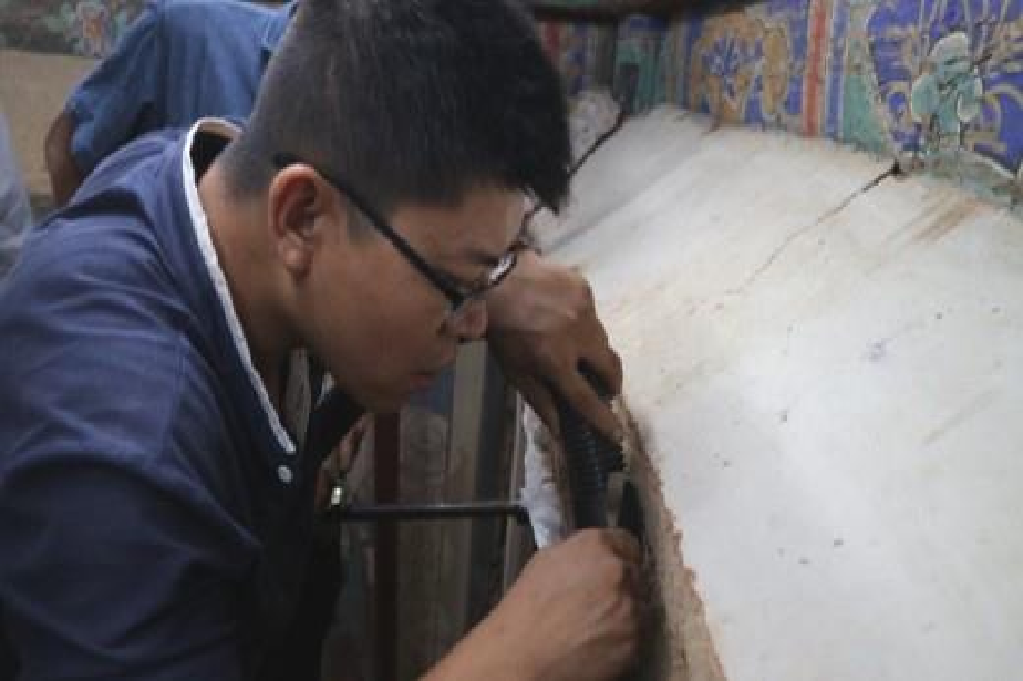 清除壁画背部杂物